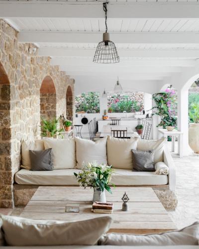 Covered terrace lounge, a relaxed setting for business gatherings at Cuatre Finques