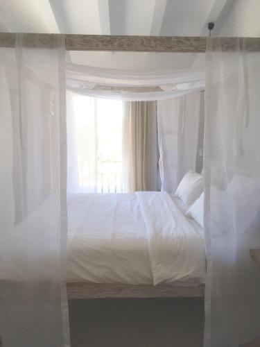 Room with four-poster canopy bed at Cuatre Finques